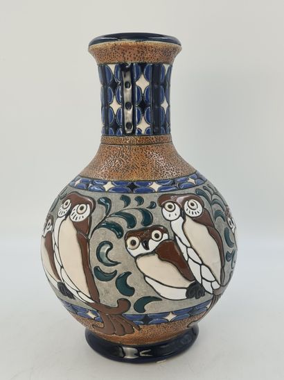 AMPHORA 珐琅花瓶，装饰有风格化的猫头鹰。高度：40厘米。

AMPHORA...