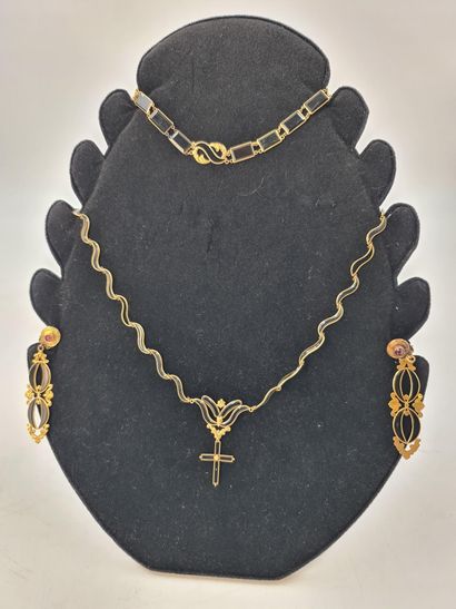 null 拿破仑三世时期的黄金和斜面宝石套装，包括一条项链，一个十字架吊坠，一个手镯和一对耳环。毛重：15.23克。

拿破仑三世时期的作品，包括一个口袋、一个...