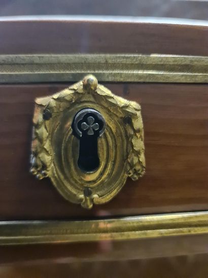 Claude Charles SAUNIER (1735-1807). 克劳德-夏尔-索尼尔（1735-1807）。1752年7月31日被接受为主人。路易十六时期的桃花心木抽屉柜，装饰有镀金的黄铜杆。白色大理石桌面。印在右前框上。漂亮的四叶草钥匙。馆中的家具。枫丹白露（城堡）。装饰艺术博物馆，巴黎。卢浮宫博物馆。卡纳瓦莱博物馆。巴黎科涅克-杰。Nissim...