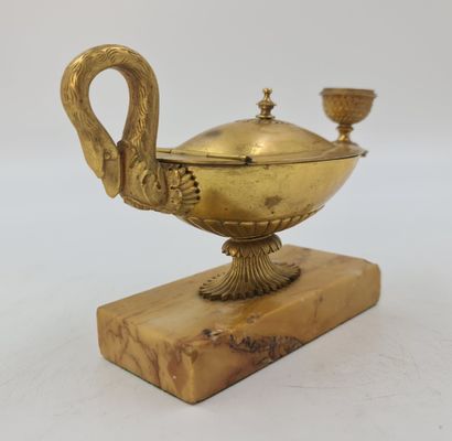 一个以狮子头为结尾的古董油灯形状的桌面烛台。查理十世时期的鎏金青铜器。锡耶纳大理...