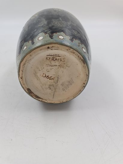 Charles CATTEAU (1880-1966). 查尔斯-CATTEAU（1880-1966）。Boch Keramis 炻器花瓶，装饰有风格化的花朵楣。D.666高：25厘米。

查尔斯-CATTEAU（1880-1966）。Boch...
