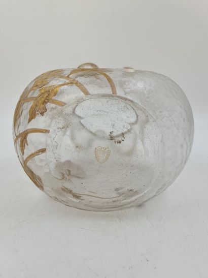 null Vase art nouveau de la cristallerie de Montjoye. Décor émaillé et doré de fleurs....