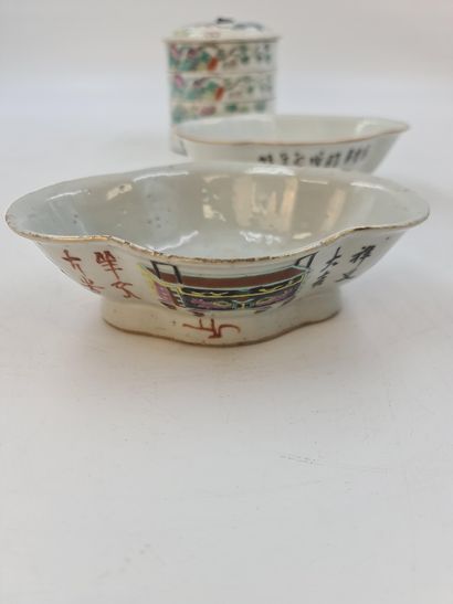 null Lot de porcelaines de Chine dans le style de la famille rose comprenant trois...