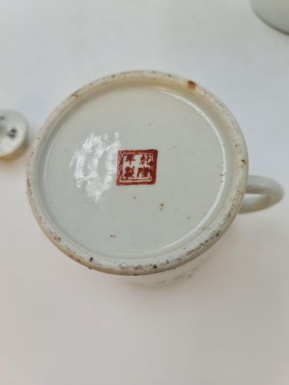null 一套两个中国瓷器茶壶和一个有盖汤壶，上面有动画人物。晚清时期。一个盖子上有一个小缺口，一个水口上有一个小缺口。高度：14和12厘米。肉汤的直径：14厘...