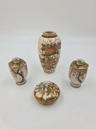 一套四件萨摩陶瓷小花瓶，包括一对装饰有紫藤的六边形花瓶，上面有难以辨认的签名，一...