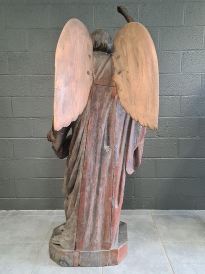 null 守护天使。18世纪末，令人印象深刻的木雕雕塑。生命的大小。翅膀连接。身高：175厘米。

蓓诗曼格。在18世纪末的时候，有一个令人印象深刻的雕塑。在仓库里，我们可以找到一些东西。Vleugels...