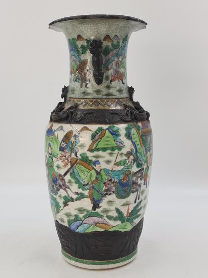 null Vase en porcelaine de Nankin XIXème à décor de guerriers. Dragons-salamandres...