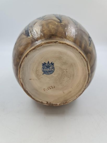 Charles CATTEAU (1880-1966). 查尔斯-CATTEAU（1880-1966）。Boch Keramis 炻器花瓶，带有风格化的水果装饰。D.1227高：27厘米。

查尔斯-CATTEAU（1880-1966）。Boch...