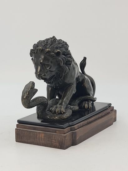 null Lion in bronze overcoming a snake. French work, beginning of the XIXth century....