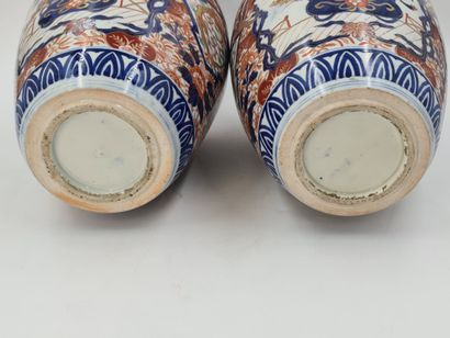 null Pair of large Imari porcelain vases, on a flared foot with a wavy neck opening,...