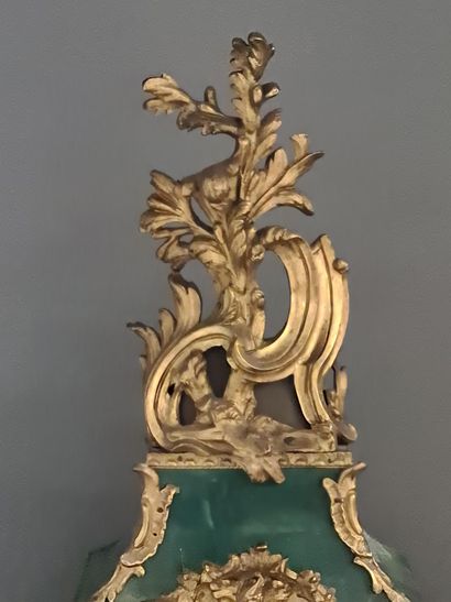 null Cartel et son socle d’époque Louis XV en placage de corne teintée verte. Cadran...