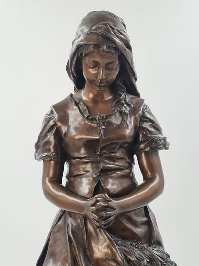 Emile PEYNOT (1850-1932). 埃米尔-佩诺（1850-1932）。"The Angelus"。青铜，带有棕色的铜锈。高度：72厘米。

埃米尔-佩诺（1850-1932）。"Het...
