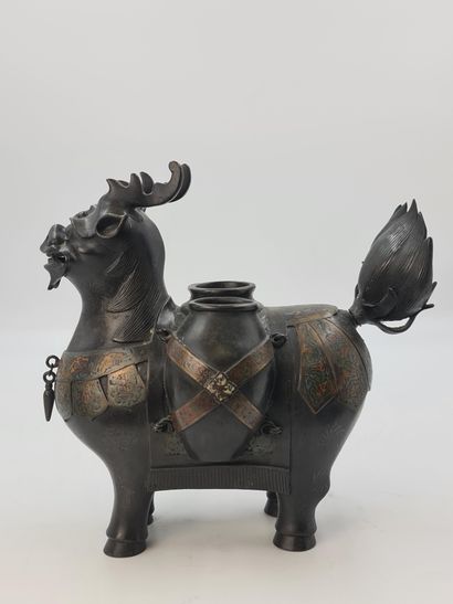 null 棕色的铜质三层变幻花瓶，带有champlevé珐琅彩，表现了一个站立的麒麟，他的两侧拿着两个花瓶，第三个花瓶在他背后打开。日本，约1900-1920年...