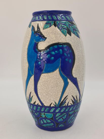 Charles CATTEAU (1880-1966). 查尔斯-CATTEAU（1880-1966）。Boch Keramis装饰艺术花瓶，上面装饰着鹿。D.943高：30厘米。

查尔斯-CATTEAU（1880-1966）。Boch...