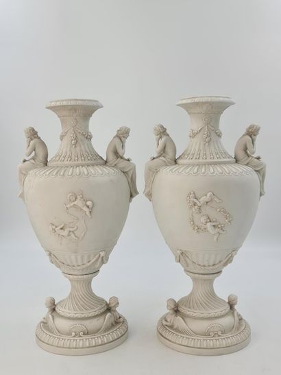 null Paire de vases en biscuit blanc vers 1900 à décor de femmes et de scènes romantiques....