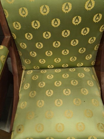 null 帝国风格的桃花心木休息室，有雕刻的扶手，以仿古风格的男人为主角。这套书由以下部分组成：:一张双座沙发和一对扶手椅，有马刀形的靠背，用绿色帝国风格的布料...