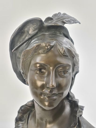 Jef LAMBEAUX (1852- 1908) Jef LAMBEAUX (1852- 1908) 带帽子的优雅女人半身像。青铜色，带有深色的铜锈。高度：53厘米。

Jef...