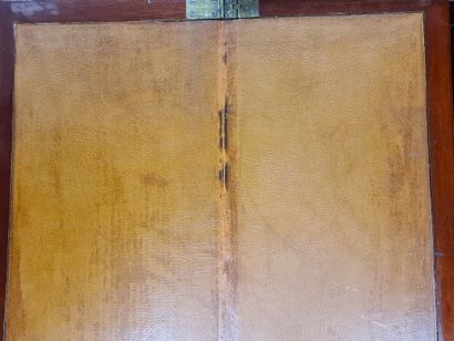 null 路易十六风格的桃花心木女士书桌，用马丁清漆装饰着浪漫的场景。青铜和黄铜装饰品。拿破仑三世时期的法国优质作品。制造商背面的标签：E。GLEIZES，好奇心的摆设。240,...