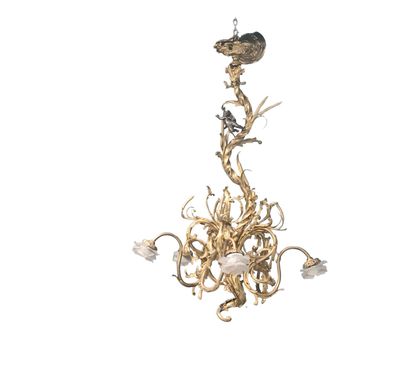 一盏Rocaille风格的红木吊灯，有5个灯点，装饰着一个带有棕色铜锈的小天使，底部是一只蜥蜴。高度：110厘米。

Kroonluchter...