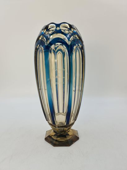 null 来自Val Saint Lambert的装饰艺术黄宝石水晶花瓶，带有蓝色衬里。高度：35厘米。
颈部有芯片，粘在底座上。