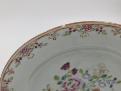 null Lot de 5 assiettes en porcelaine de Chine XVIIIème en émaux de la famille rose...