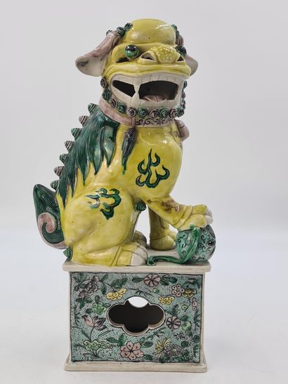 一件绿色家族的大型饼干和珐琅彩主题，代表一只坐在四角形底座上的福狗，右爪放在一个球上。中国，19世纪末-20世纪初...
