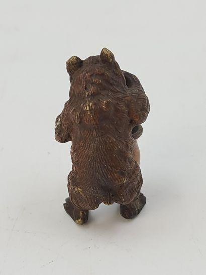 Frans BERGMANN. Attribué à. 弗朗斯-贝尔格曼（Frans BERGMANN）。归功于。小熊和它的蜜罐。来自维也纳的多色青铜器。高度：4.5厘米。

弗朗斯-贝尔格曼（Frans...
