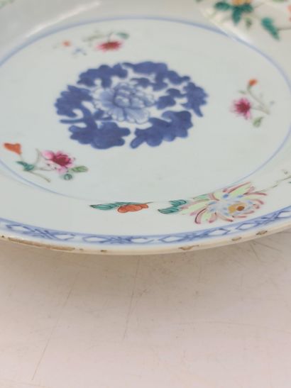 null 一个18世纪的中国瓷器汤盘，上面有蓝色的花纹和粉彩。边缘有缺口/珐琅质缺口。底座支架上有小缺口。直径：23厘米。

18e-eeuws Chinees...