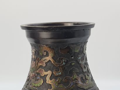 null 青铜和多色珐琅彩花瓶，横纹装饰，在朱砂背景上略带浮雕的荷花卷轴和风格化的花卉图案。日本，约1920-1930年（缺少一个把手）高度：37厘米。

砖和多孔软木家具，在水平方向上的装饰，荷花卷和天鹅绒的装饰，都是在一个透明的框架上进行的。日本，约1920-1930（Mist...