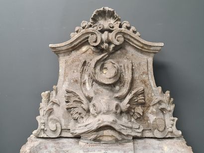 null Fontaine sur pied d’époque Régence en marbre et pierre de France. Fronton décoré...
