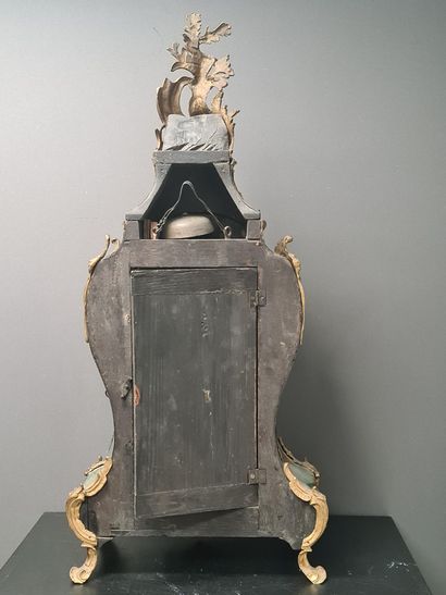 null Cartel et son socle d’époque Louis XV en placage de corne teintée verte. Cadran...