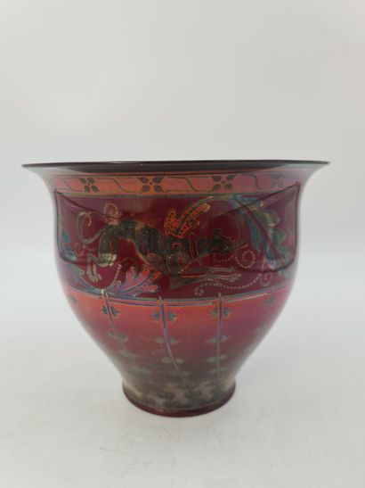 null Vase art nouveau en céramique de Royal Lancastrian. Design par Walter Crane...