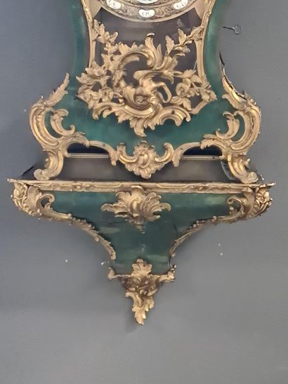 null Cartel et son socle d’époque Louis XV en placage de corne teintée verte. Cadran...