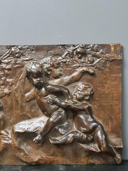 null Bronze plate decorated in the round with cherubs picking grapes. 19th century....