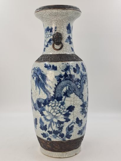 null 一个19世纪的南京瓷器花瓶，饰有龙纹。高度：61厘米。

废弃的门板是用油漆制成的。高度：61厘米。