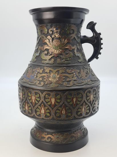 Vase en bronze et émaux champlevés polychrome,...
