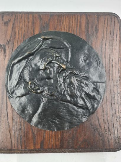 Constantin MEUNIER (1831-1905). 康斯坦丁-缪尼耶（1831-1905）。铜质奖章。自画像。直径19厘米 附上康斯坦丁-穆尼耶写给慕尼黑国际美术展览会（1901）秘书的信。它提到了对他的不朽石膏模型...