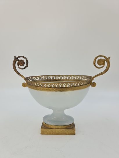查理十世时期的椭圆碗。乳白色的和有丰富凹槽的鎏金青铜。高度：18.5厘米（手柄）...
