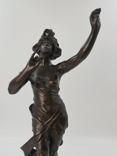 null 青铜器代表一个优雅的女人，在海浪拍打岩石的脚下模仿着一个手势。1900年左右的法国优质作品。高度：62.5厘米。

在这里，我们可以看到一个优雅的、与...