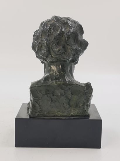 BECOX (1834-1917). BECOX (1834-1917). Buste de Beethoven en bronze à patine verte....