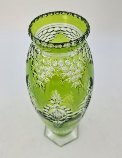 null Vase en cristal doublé vert du Val Saint Lambert en cristal richement taillé....