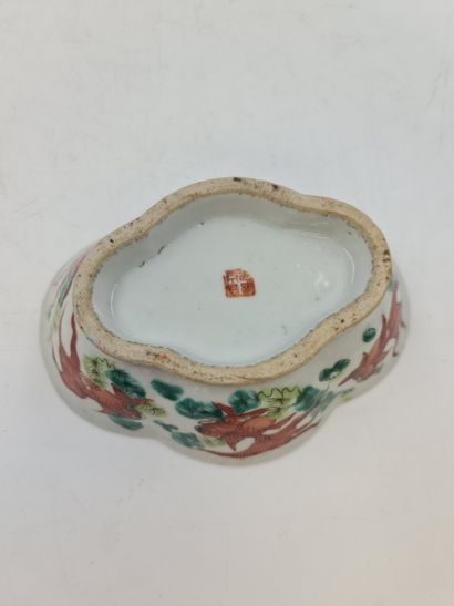 null 一套中国粉彩风格的瓷器，包括三个花形盘，装饰有鱼、家具和牡丹。一个圆形的有盖盒子，有四个隔间，装饰着野鸡和花灌木（一个芯片）。盒子的高度：11.5厘米...
