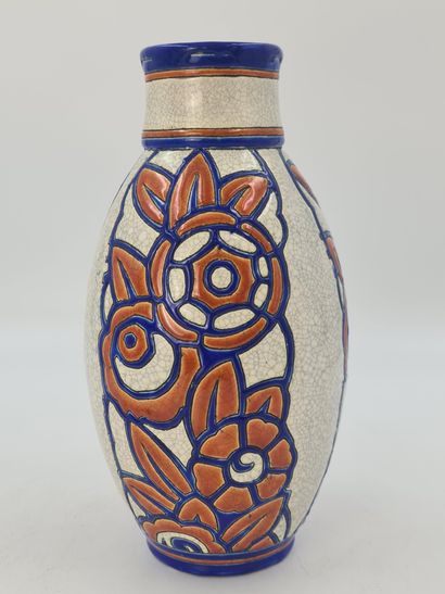 Charles CATTEAU (1880-1966). 查尔斯-CATTEAU（1880-1966）。Boch Keramis装饰艺术花瓶，带有风格化的花朵。D.1102...