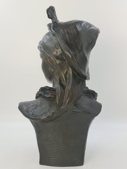 Jef LAMBEAUX (1852- 1908) Jef LAMBEAUX (1852- 1908) 带帽子的优雅女人半身像。青铜色，带有深色的铜锈。高度：53厘米。

Jef...