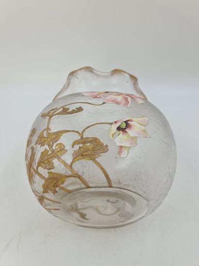 null Vase art nouveau de la cristallerie de Montjoye. Décor émaillé et doré de fleurs....