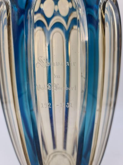 null 来自Val Saint Lambert的装饰艺术黄宝石水晶花瓶，带有蓝色衬里。高度：35厘米。
颈部有芯片，粘在底座上。