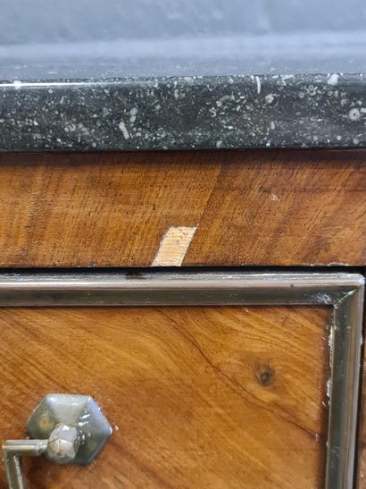 null 帝国风格的桃花心木餐具柜，约1900年。两个门和一个抽屉。蓝色的石头架子。高度：92厘米。

1900年，马奥尼豪顿在帝国时期就已经开始了。两名男子和一名女子。Blauwe...