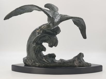 DECOUX (1837-1924). DECOUX (1837-1924). Bronze représentant une mouette à patine...