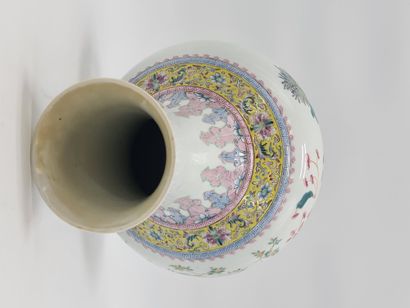 null Chine XXème siècle. Grand vase bouteille à long col sur pied en porcelaine et...