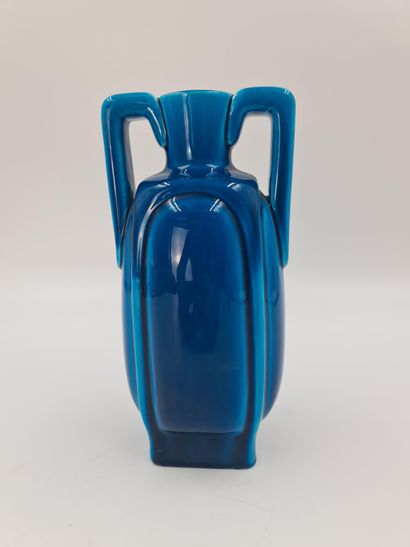 null ($) Vase chinoisant en faïence de Longwy monochrome bleue. Marque en creux....